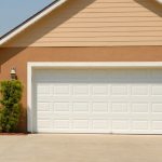 Jak wybrać nowoczesną bramę garażową?